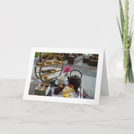 Tarjeta de felicitación en blanco plegado por el t