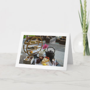 Tarjeta de felicitación en blanco plegado por el t