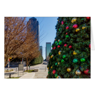 Tarjeta de felicitación junto al árbol de Navidad