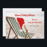 Tarjeta de felicitación navideña Santa's Beach Cha<br><div class="desc">Envíe sus cálidos deseos de vacaciones con esta silla de playa de rayas verdes y blancas y el gorra de Santa colgando de una esquina. (Foto de Navidades creada por awesomecontent - www.freepik.com). La tarjeta es fácil de personalizar con sus opciones de texto, tipo de letra, color de letra y...</div>