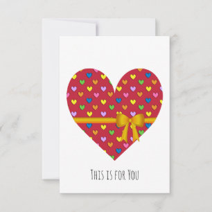 Tarjeta de felicitación plana con corazón rojo y l
