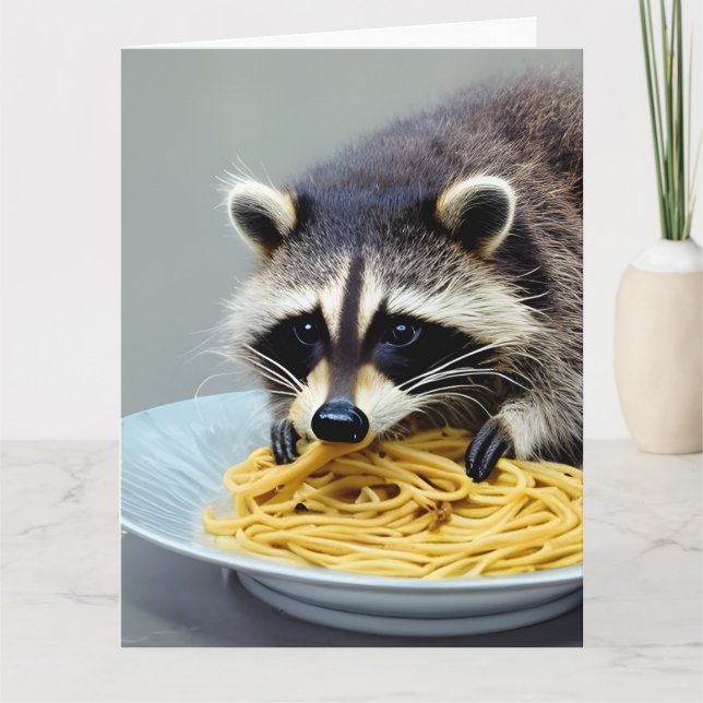 Tarjeta de felicitación plegada Raccoon Eating Spa (Anverso)