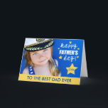 Tarjeta de felicitación por foto del Día del Padre<br><div class="desc">¡Audaz y colorida tarjeta del padre! Presenta brillantes estrellas amarillas alrededor de las palabras "Feliz Día del Padre" en blanco. Tira amarilla en la parte inferior con texto azul que se puede personalizar, incluyendo un cambio de color, si se desea. Fácil de personalizar con una foto propia (por favor, reemplace...</div>