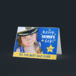 Tarjeta de felicitación por foto del Día del Padre<br><div class="desc">¡Audaz y colorida tarjeta del padre! Presenta brillantes estrellas amarillas alrededor de las palabras "Feliz Día del Padre" en blanco. Tira amarilla en la parte inferior con texto azul que se puede personalizar, incluyendo un cambio de color, si se desea. Fácil de personalizar con una foto propia (por favor, reemplace...</div>