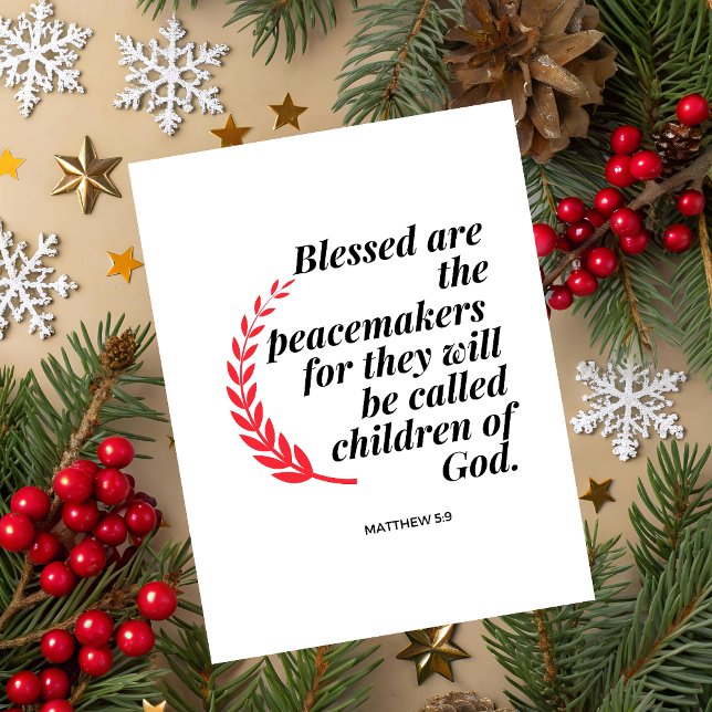 Tarjeta de Feliz Navidad con Versículo de la Bibli (Christmas greeting card with red wreath and Matthew 5:9 Bible verse on white festive background.)