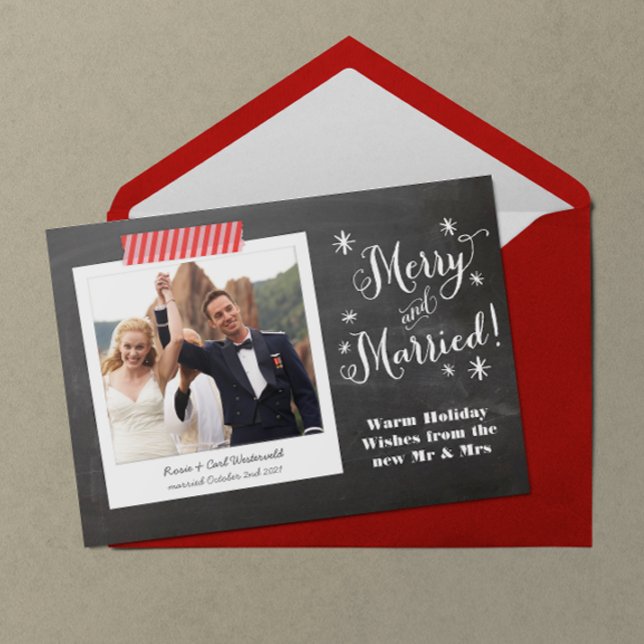 Tarjeta de feriado de Chalkboard con mora y casada (Chalkboard lettering Merry & Married Christmas holiday card with pink and red striped Washi tape)