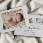 Tarjeta de festividad fotográfica de anuncio de na<br><div class="desc">Comparte con toda tu familia y amigos que agregaste más alegría este año. Este sencillo y elegante anuncio de nacimiento será la manera perfecta de anunciar la llegada de su recién nacido. texto personalizar en la parte delantera y trasera de la tarjeta. Personalice con 1 foto en la parte delantera...</div>