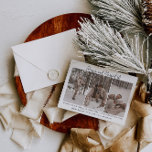 Tarjeta De Festividad Moderna, De Recién Condado Y<br><div class="desc">Esta tarjeta de vacaciones presenta una hermosa fuente caligráfica emparejada con un simple tipo de letra sans serif. Esta magnífica tarjeta de Navidades minimalista moderna permite que tres secciones separadas suban tus propias fotos perfectas al tipo de letra. También hay una opción para añadir una foto individual adicional a la...</div>