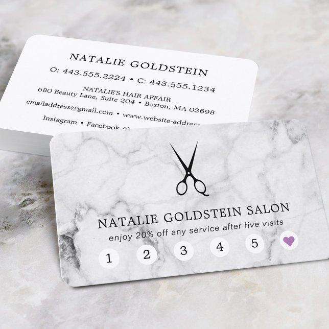 Tarjeta de fidelidad de salon de tijeras blancas y (Marble Black & White Scissors Salon Loyalty Card)