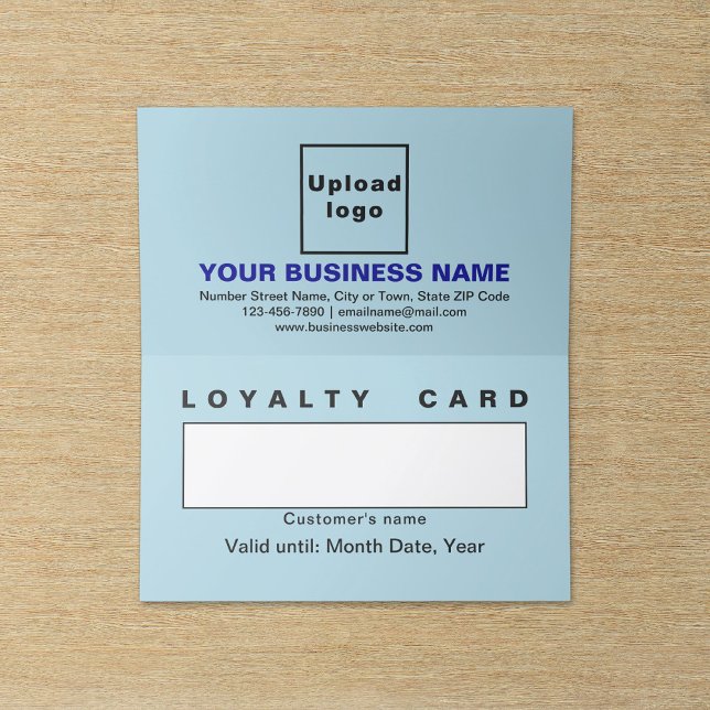 Tarjeta de fidelidad plegada azul de luz de negoci (Business light blue folded loyalty card.)