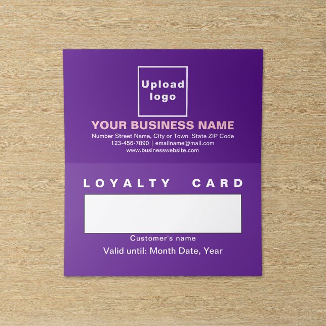 Tarjeta de fidelidad plegada púrpura de negocios (Business purple folded loyalty card.)
