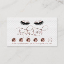 Artista de maquillaje clama los ojos al purpurina 