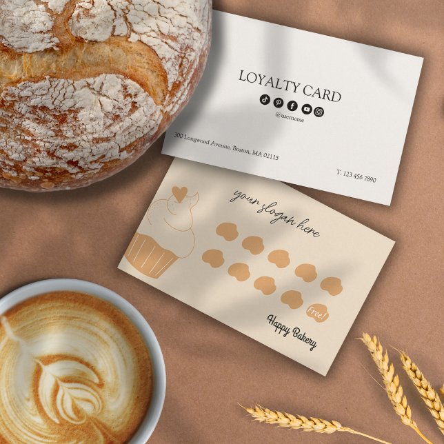 Tarjeta De Fidelización Chef de panadería Beige Muffins Añadir letra del l (Bakery Chef Beige Muffins Add Logo Script Font Loyalty Card)