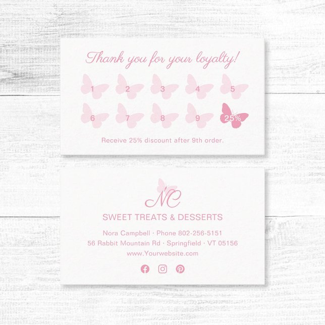 Tarjeta De Fidelización Elegante mariposa monograma Girly Cute bebé rosa (Elegant baby pink butterfly thank you for your loyalty business card with social media icons.)