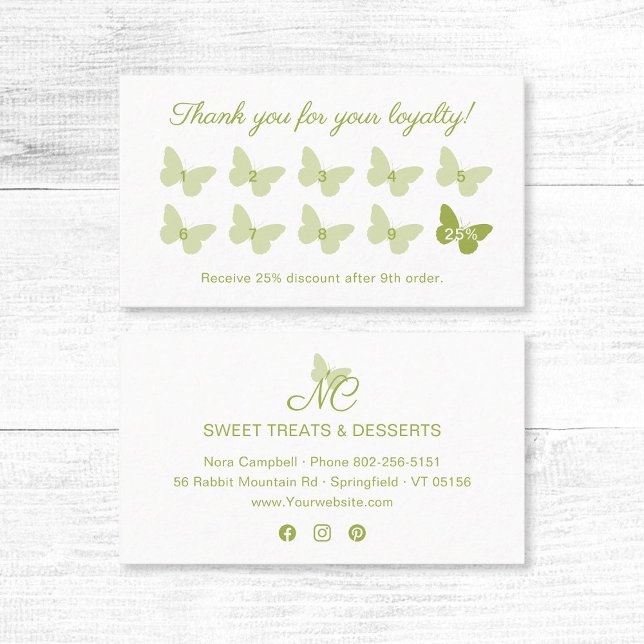 Tarjeta De Fidelización Elegante mariposa Monograma Negocio verde (Elegant light green butterfly thank you for your loyalty business card with social media icons.)