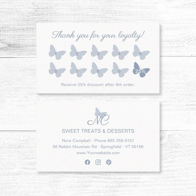 Tarjeta De Fidelización Elegante mariposa monograma recompensa azul turbio (Elegant dusty blue butterfly thank you for your loyalty business card with social media icons.)