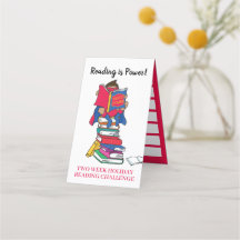 Leyendo el desafío de lectura de un niño superhéro