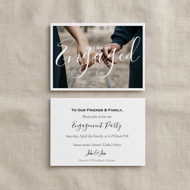 Tarjeta de fiesta de invitación comprometida con b (Photo white border engaged announcement party card with elegant easy to read script.)