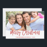 Tarjeta de foto con guión escrito para Feliz Navid<br><div class="desc">Tarjeta de fotos con guiones fletados por la mano de navidad de Feliz. La foto y el texto de este guión con letras a mano se pueden actualizar y personalizar con su foto y nombre de familia. Esta tarjeta también muestra el nombre de la familia y una corona de Relieve...</div>