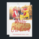 Tarjeta de foto con guión escrito para Feliz Navid<br><div class="desc">Tarjeta de fotos con guiones fletados por la mano de navidad de Feliz. La foto y el texto de este guión con letras a mano se pueden actualizar y personalizar con su foto y nombre de familia. Esta tarjeta también muestra el nombre de la familia y una corona de Relieve...</div>