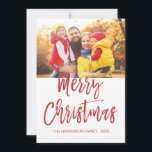 Tarjeta de foto con guión escrito para Feliz Navid<br><div class="desc">Tarjeta de fotos con guiones fletados por la mano de navidad de Feliz. La foto y el texto de este guión con letras a mano se pueden actualizar y personalizar con su foto y nombre de familia. Esta tarjeta también muestra el nombre de la familia y una corona de Relieve...</div>