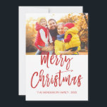 Tarjeta de foto con guión escrito para Feliz Navid<br><div class="desc">Tarjeta de fotos con guiones fletados por la mano de navidad de Feliz. La foto y el texto de este guión con letras a mano se pueden actualizar y personalizar con su foto y nombre de familia. Esta tarjeta también muestra el nombre de la familia y una corona de Relieve...</div>