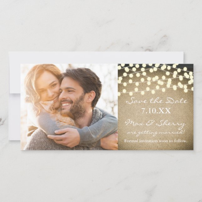 Tarjeta de Foto con Luces Rústicas y Save the Date (Anverso)