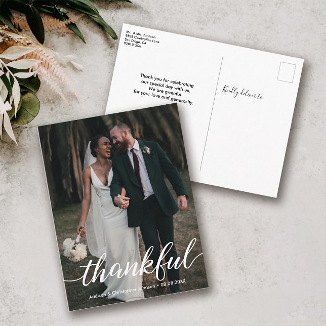 Tarjeta de Foto de Boda Personalizada con Guión Mo (Modern thankful script wedding photo postcard)