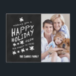 TARJETA DE FOTO DE FESTIVIDAD DE CHALKBOARD NEGRO<br><div class="desc">TARJETA DE FOTOS DE FESTIVIDAD FELIZ DE CHALKBOARD. Tipo de letra de tiza divertida utilizado en el fondo del efecto de tiza negra. Le deseo una fELIZ FIESTA DE NUESTRA FAMILIA A LA SUYA. Personaliza con tu nombre y foto familiar. Elke Clarke© para la Galería de Monogramas. Para un dicho...</div>