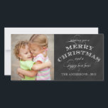 TARJETA DE FOTO DE MERRY HOLIDAY | CHALKBOARD<br><div class="desc">FELIZ TARJETA DE FOTO DE NAVIDAD EN EL CHALKBOARD NEGRO Y COLORES BLANCOS CON FUENTES DE VINTAGE SCRIPT. PERSONALIZAR CON SU FOTO Y NOMBRES DE LA FAMILIA. ELKE CLARKE© Te desea una feliz Navidad y un feliz año nuevo. FOTOGRAFÍAS DE FESTIVIDAD</div>