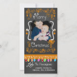 Tarjeta de foto de navidad de Chalkboard Merry, na<br><div class="desc">Fantásticas tarjetas de fotos navideñas con un aspecto de pizarra, muchos remolinos naranjas y texto que lee Feliz Navidad, una cadena de coloridas luces de árbol en varios colores, adornos colgantes naranjas y áreas donde se puede personalizar estas hermosas y brillantes tarjetas de fotos navideñas con tu foto y nombres!...</div>