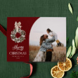 Tarjeta de foto de navidad Rustic Merry<br><div class="desc">Una encantadora y rústica tarjeta de fotos de navidad minimalista con una perfecta mezcla de calidez y nostalgia que sin duda difundirá la alegría de los Navidades. 🎄 ✨ diseñado por Cava Fiesta Design</div>
