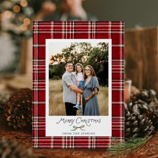 Tarjeta de foto de Navidad Rustic Plaid Family (Family Christmas Red Photo Card)