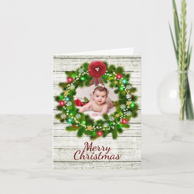 Tarjeta de foto de Navidad Rustic Woodgrain y Wrea (Anverso)