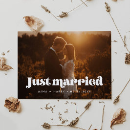 Tarjeta de foto de recién casados con letra script