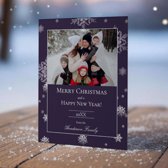 Tarjeta de Foto de Vacaciones Plana de Copos de Ni (Purple Modern Snowflakes Holiday Photo Card)
