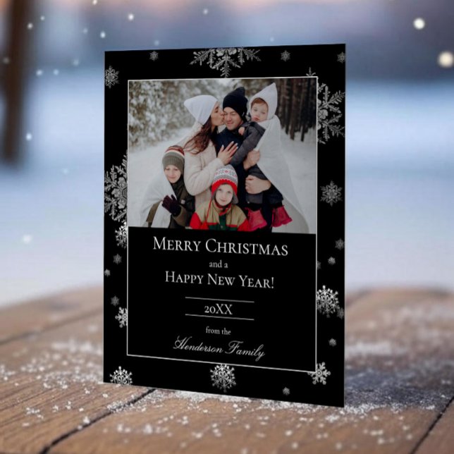 Tarjeta de Foto de Vacaciones Planas de Copos de N (Black Modern Snowflakes Holiday Photo Card)