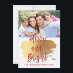 Tarjeta de foto manuscrita con letras merry y bril<br><div class="desc">Tarjeta fotográfica manuscrita con escritura fletada para Navidades merry y brillantes. La foto y el texto de este guión con letras a mano se pueden actualizar y personalizar con su foto y nombre de familia. Esta tarjeta también muestra el nombre de la familia y una corona de Relieve metalizado dorada...</div>