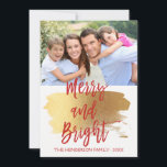 Tarjeta de foto manuscrita con letras merry y bril<br><div class="desc">Tarjeta fotográfica manuscrita con escritura fletada para Navidades merry y brillantes. La foto y el texto de este guión con letras a mano se pueden actualizar y personalizar con su foto y nombre de familia. Esta tarjeta también muestra el nombre de la familia y una corona de Relieve metalizado dorada...</div>