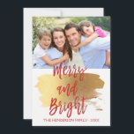 Tarjeta de foto manuscrita con letras merry y bril<br><div class="desc">Tarjeta fotográfica manuscrita con escritura fletada para Navidades merry y brillantes. La foto y el texto de este guión con letras a mano se pueden actualizar y personalizar con su foto y nombre de familia. Esta tarjeta también muestra el nombre de la familia y una corona de Relieve metalizado dorada...</div>
