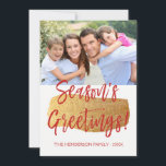Tarjeta de foto manuscrita de bienvenida de tempor<br><div class="desc">Tarjeta de foto manuscrita de bienvenida de temporada. La foto y el texto de este guión con letras a mano se pueden actualizar y personalizar con su foto y nombre de familia. Esta tarjeta también muestra el nombre de la familia y una corona de Relieve metalizado dorada en la parte...</div>
