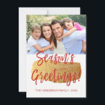 Tarjeta de foto manuscrita de bienvenida de tempor<br><div class="desc">Tarjeta de foto manuscrita de bienvenida de temporada. La foto y el texto de este guión con letras a mano se pueden actualizar y personalizar con su foto y nombre de familia. Esta tarjeta también muestra el nombre de la familia y una corona de Relieve metalizado dorada en la parte...</div>