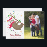 Tarjeta de foto navideña con divertido Sombrero de<br><div class="desc">Graciosas tarjetas de fotos personalizadas para festividades,  con un lindo perezoso con sombrero de Santa. Sólo tienes que añadir tu propia foto y ajustar el texto. ¡Feliz Navidad y Felices Fiestas! Fotografía © Storytree Studios,  Stanford,  CA</div>