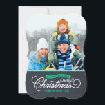 Tarjeta de foto navideña con guión de álkboard<br><div class="desc">Moda simple Navidades modernos diseño de tarjetas de fotografía de vacaciones con tipografía de escritura caligrafía elegante en un falso fondo de textura de pizarra. Personalice el diseño con su foto y nombre de la familia personalizado. Haga clic en el botón "Personalizar" para añadir más texto y fotos en la...</div>