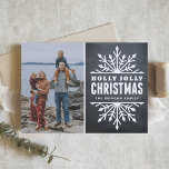 Tarjeta de foto navideña Rustic Chalkboard Holly J<br><div class="desc">Tarjeta fotográfica rústica de vacaciones de personalizable con fondo de pizarra y copos de nieve extravagantes. Artículos similares están disponibles en mi tienda.</div>