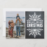 Tarjeta de foto navideña Rustic Chalkboard Holly J<br><div class="desc">Tarjeta fotográfica rústica de vacaciones de personalizable con fondo de pizarra y copos de nieve extravagantes. Artículos similares están disponibles en mi tienda.</div>