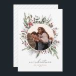 Tarjeta de foto navideña Wreath de Winter Foliage<br><div class="desc">Un delicado y moderno diseño de tarjetas de vacaciones fotográficas con follaje festivo fue coronado con el mensaje "MERRY CHRISTMAS" debajo.</div>