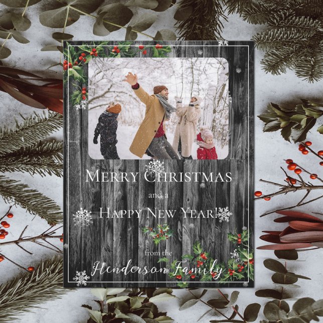 Tarjeta de foto para festividades de festividad pl (Gray Rustic Holly Branches Holiday Photo Card)