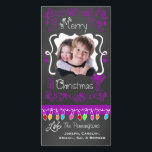 Tarjeta de foto Purple Chalkboard Merry Christmas<br><div class="desc">Fantásticas tarjetas de fotos navideñas con un aspecto de pizarra, muchos remolinos morados y texto que lee Feliz Navidad, una cadena de coloridas luces de árbol en varios colores, ornamentos morados colgantes y áreas donde se puede personalizar estas hermosas y brillantes tarjetas de fotos navideñas con tu foto y nombres!...</div>