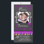 Tarjeta de foto Purple Chalkboard Merry Christmas<br><div class="desc">Fantásticas tarjetas de fotos navideñas con un aspecto de pizarra, muchos remolinos morados y texto que lee Feliz Navidad, una cadena de coloridas luces de árbol en varios colores, ornamentos morados colgantes y áreas donde se puede personalizar estas hermosas y brillantes tarjetas de fotos navideñas con tu foto y nombres!...</div>